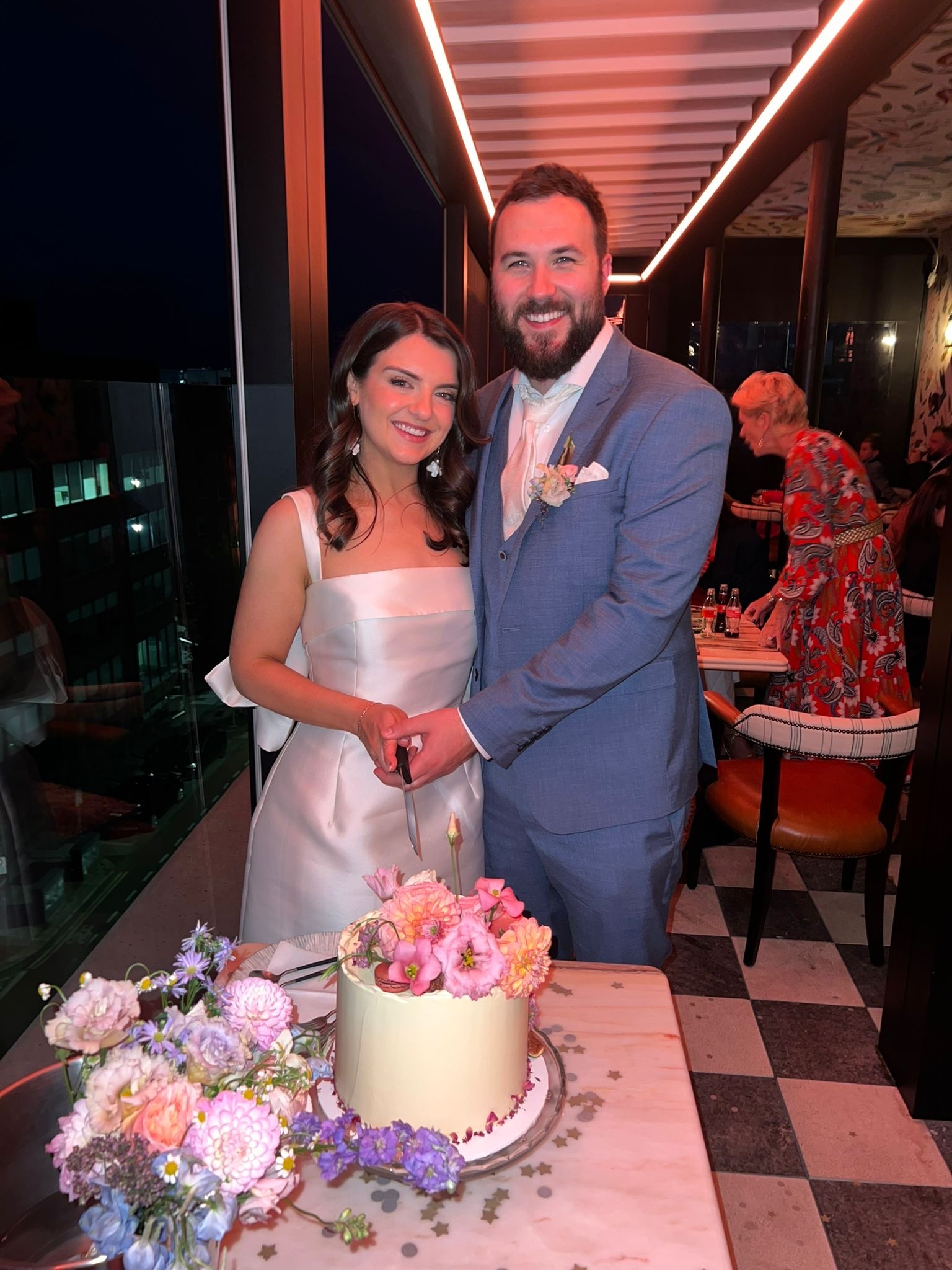 Feena and Cormac cutting the cake